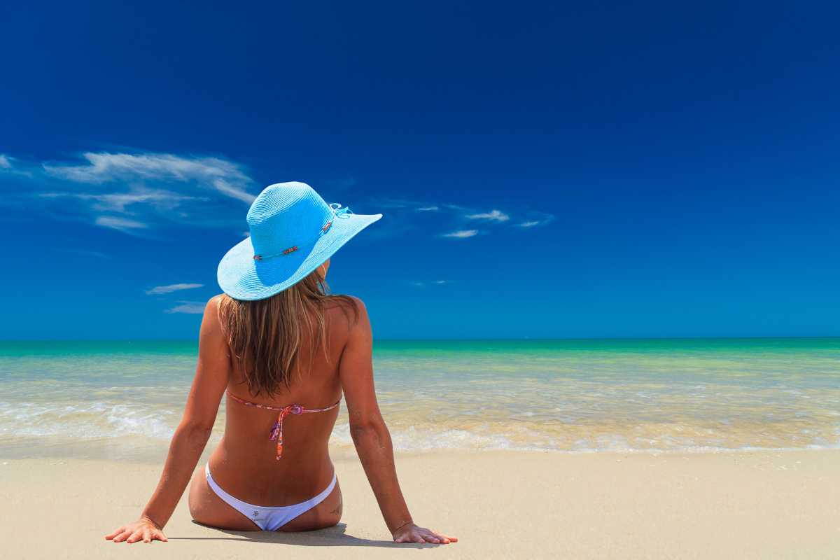 lingerie pour les vacances femme plage sable