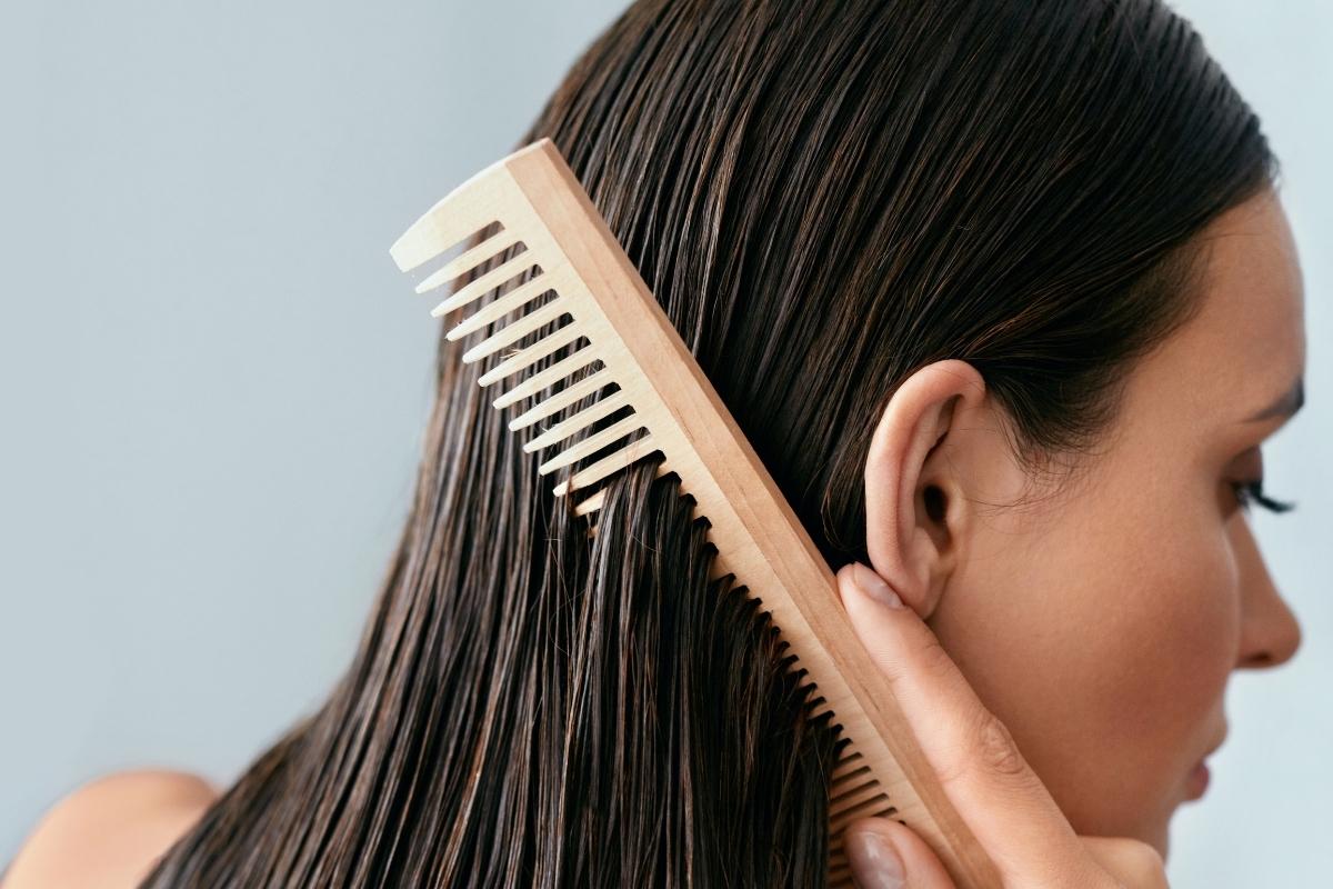 Frisottis : astuces et soins pour une chevelure maîtrisée 3 accessoires anti-frisottis durables omagazine.fr