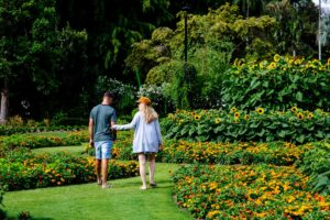 promenade dans les jardins couple