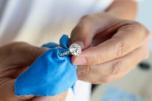 Comment entretenir des bijoux en diamants de synthèse ?