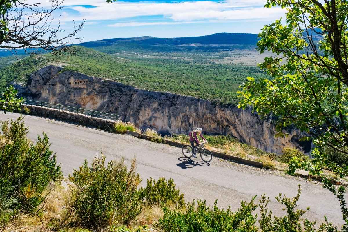 Écotourisme en Provence : les initiatives pour un tourisme durable et raffiné 2 vélo écotourisme Provence omagazine.fr