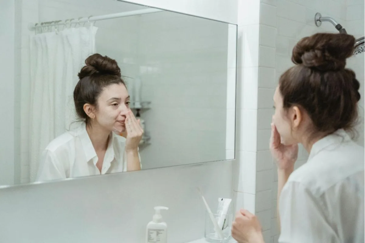 routine beauté visage femme miroir
