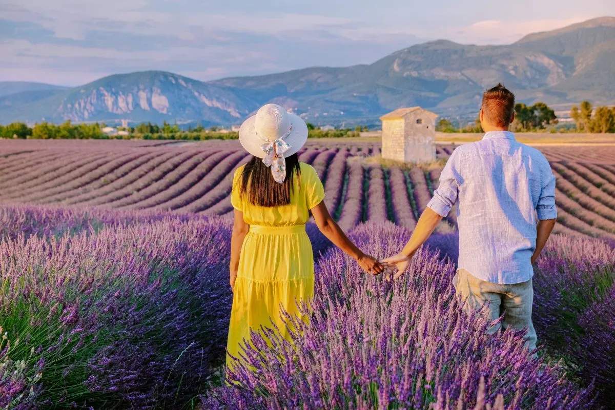 Slow Love : le concept qui va vous réconcilier avec l'amour. 1 Slow Love couple champ lavande