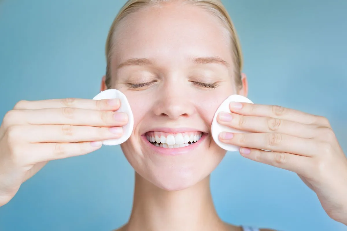 Démaquillage femme sud est