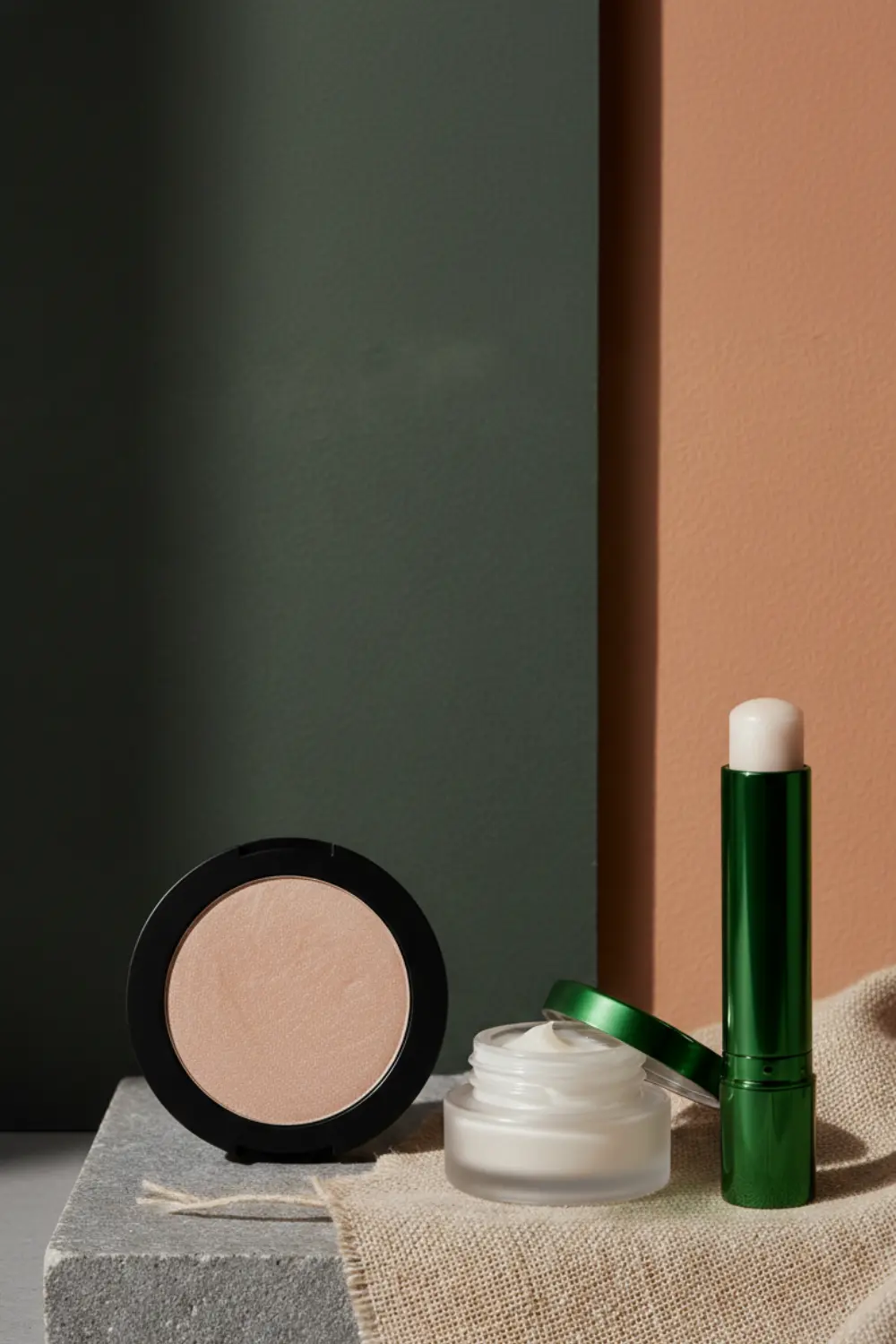Strobing la technique beauté qui illumine votre visage sans effort 2 trio-enlumineurs-maquillage-luxe-textures-beaute
