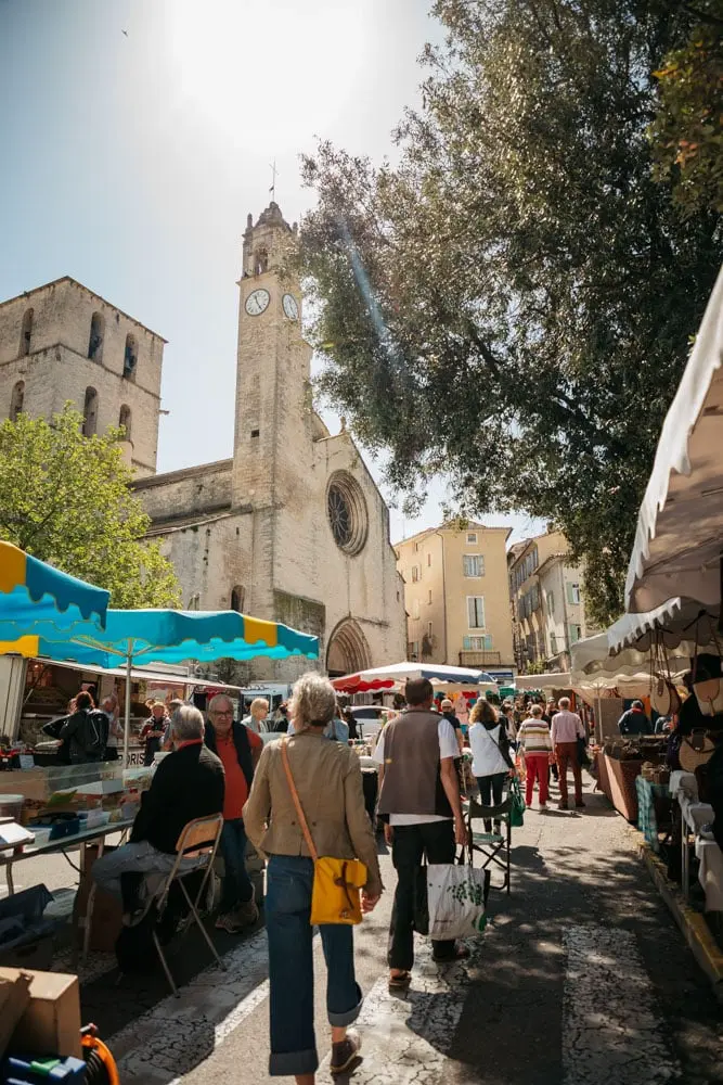 Marché provençal Forcalquier omagazine.fr