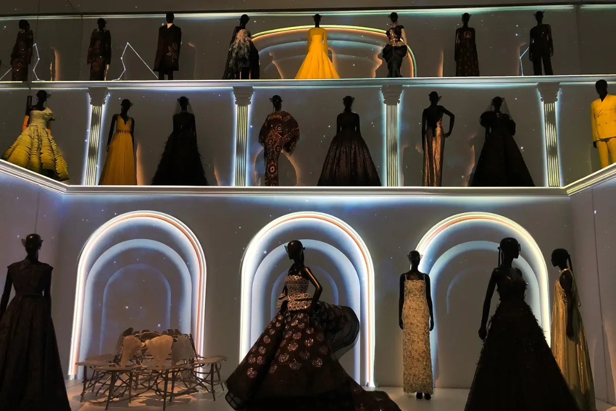 Une visite d’exception à la galerie Dior 2 Le Bal Dior au coeur de la galerie Dior