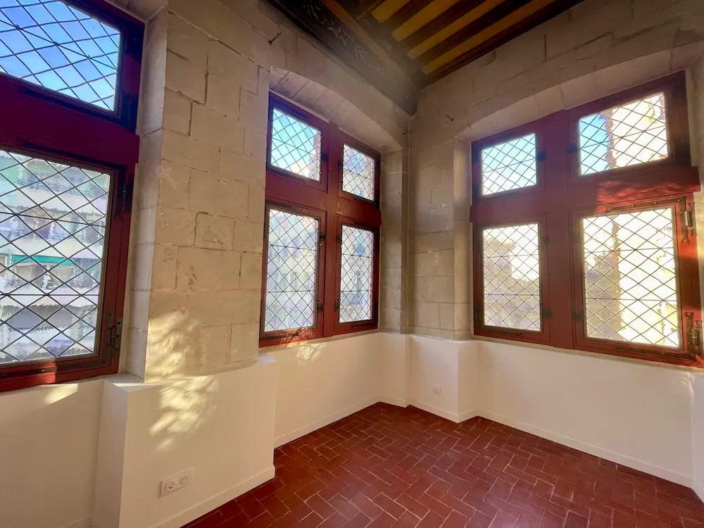 Marseille : l’hôtel de Cabre dévoile sa restauration en novembre 3 Intérieur de l'Hôtel de Cabre - Sol en terre cuite et fenêtres à meneaux