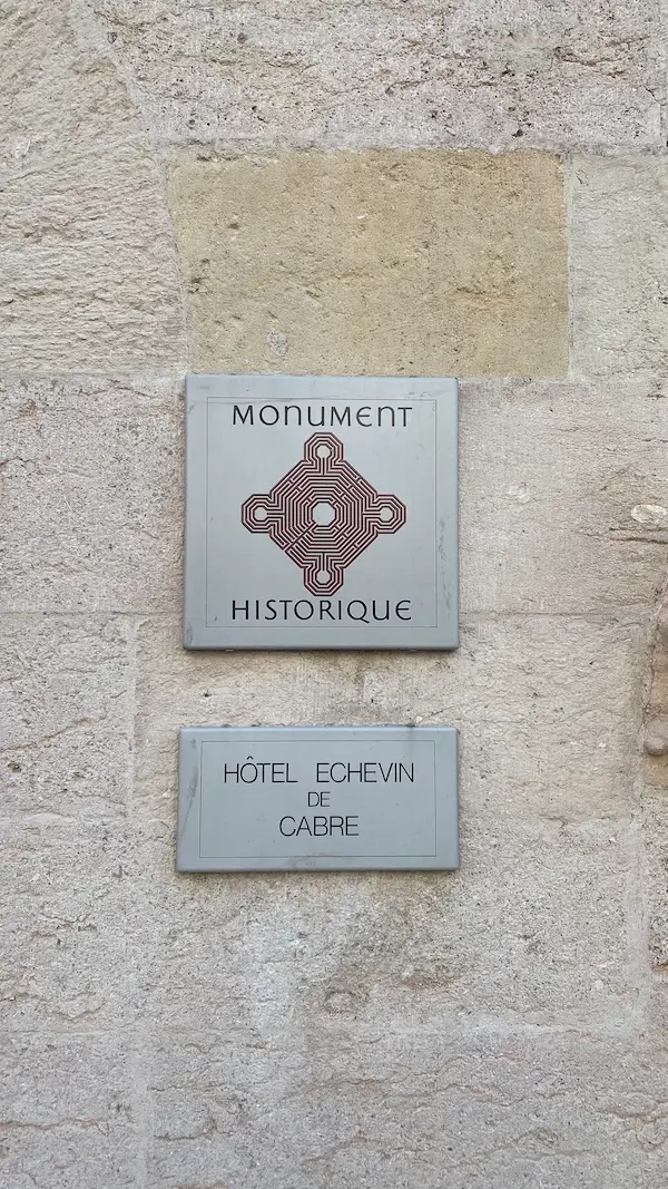 Marseille : l’hôtel de Cabre dévoile sa restauration en novembre 4 Plaque 'Monument Historique' de l'Hôtel Échevin de Cabre