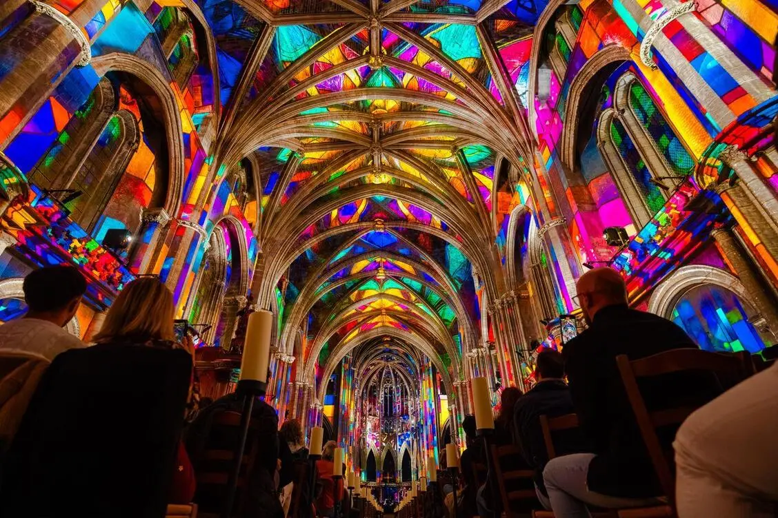 Intérieur Basilique Nice LUMINISCENCE vitraux aux couleurs vives