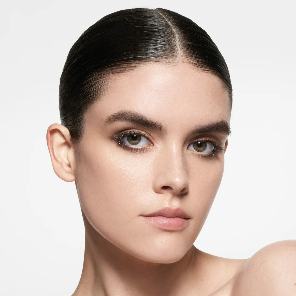 Modèle avec Smoky Eyes effet Kajal Satiné Victoria Beckham Beauty