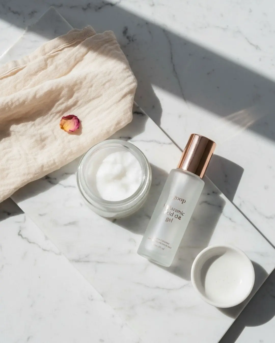 Huile de coco bio et gel acide hyaluronique sur marbre, solutions naturelles sécheresse vaginale femme 40 ans