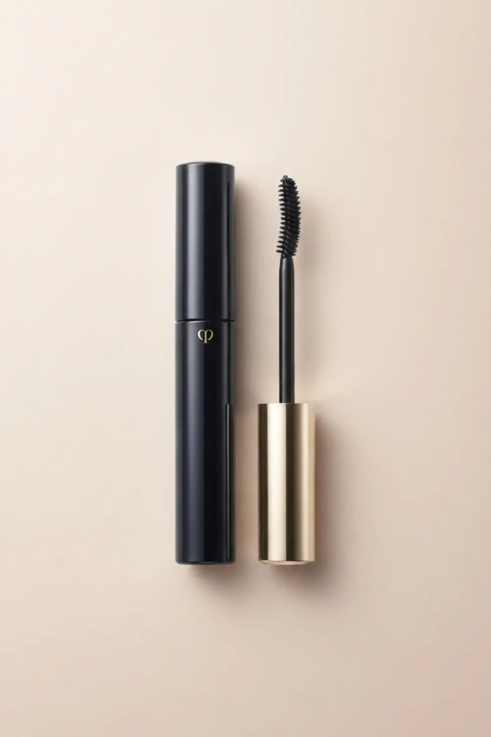 Mascara soin Perfect Lash de Clé de Peau Beauté, son élégant flacon bleu nuit et sa brosse pour des cils séparés et intenses.