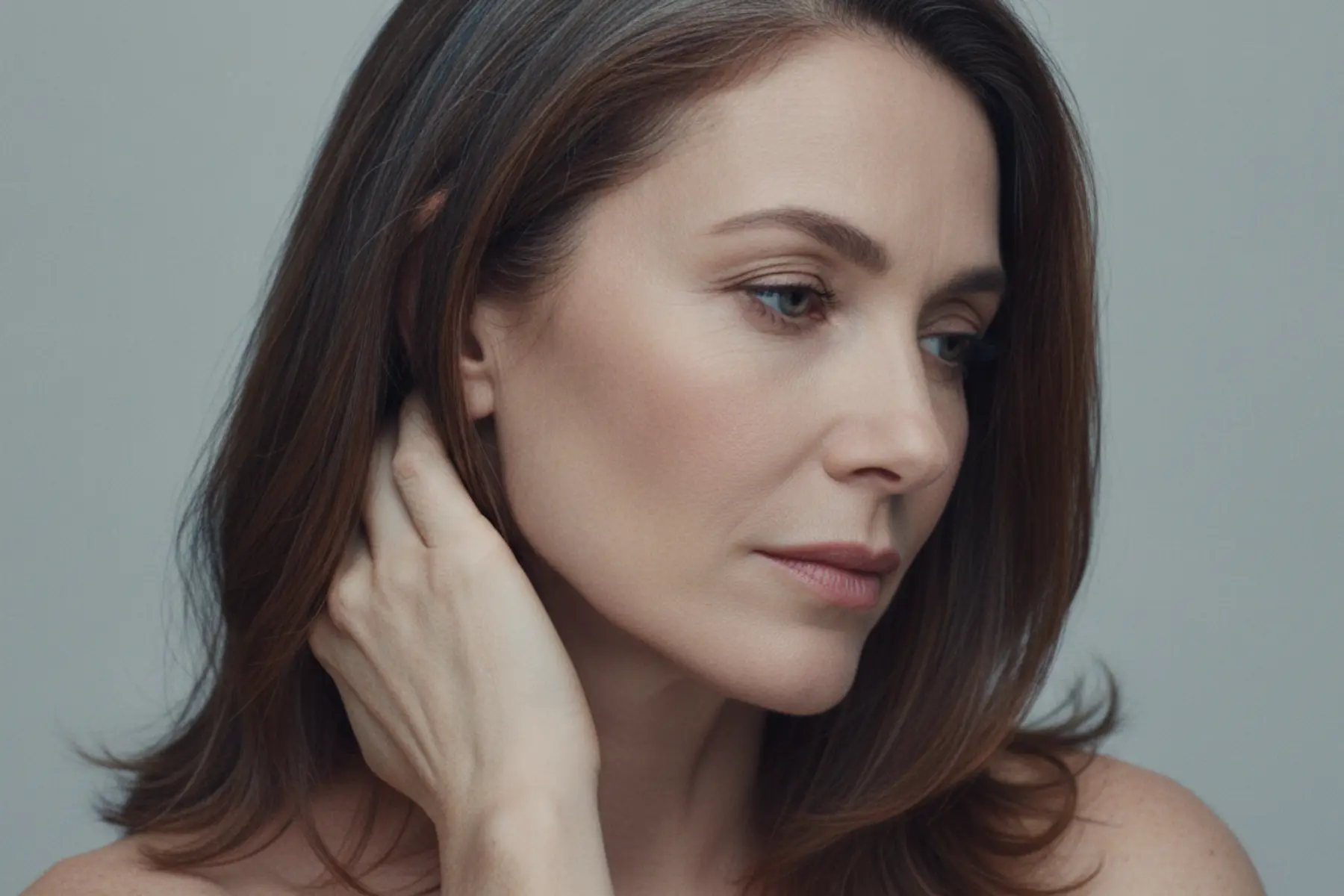 Cuir chevelu irrité et démangeaisons après 40 ans : causes et solutions naturelles 1 Femme aux cheveux relevés regard serein et cuir chevelu apaisé après 45 ans