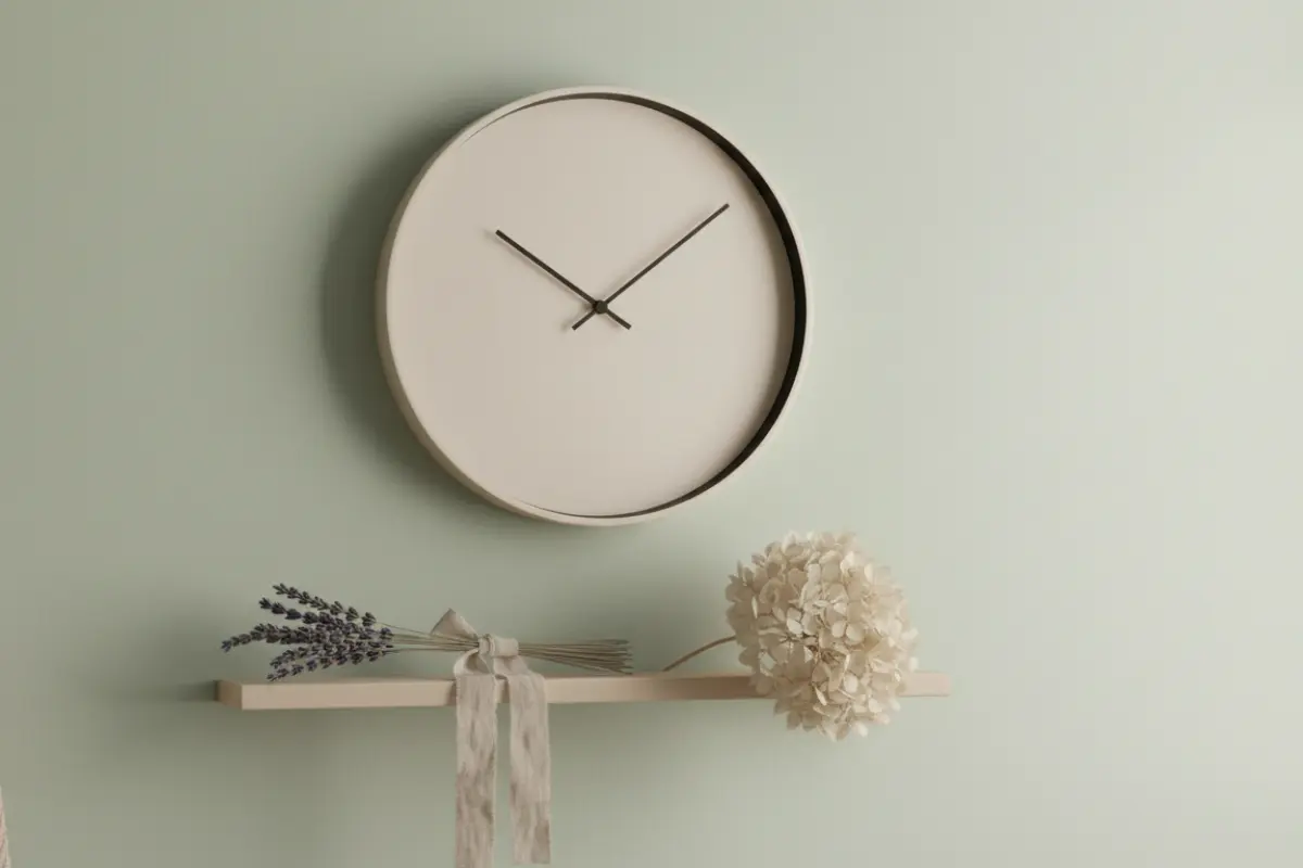 Slow living : pourquoi ralentir préserve votre santé après 40 ans 3 Horloge silencieuse murale avec fleurs séchées, déco slow living et douceur du temps