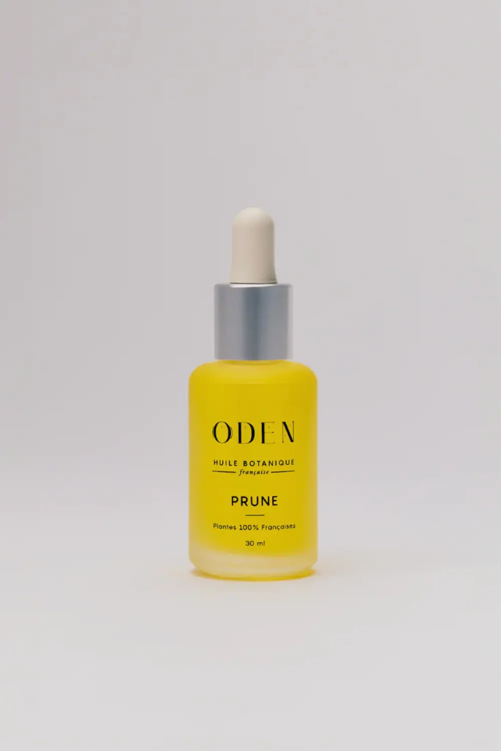 Crème visage bio : notre avis sur quatre formules pour une peau mature 2 Flacon compte-gouttes de l'huile botanique française de prune de la marque Oden sur fond neutre.
