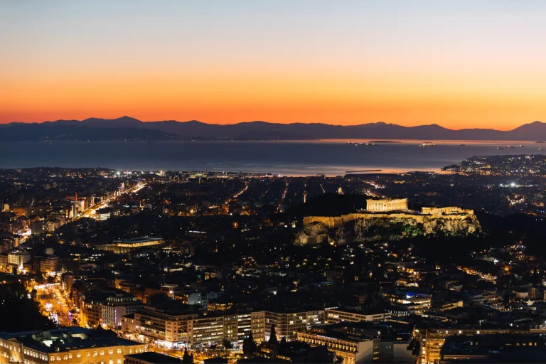 Admirez l'Acropole illuminée de nuit : Meilleures vues d'Athènes