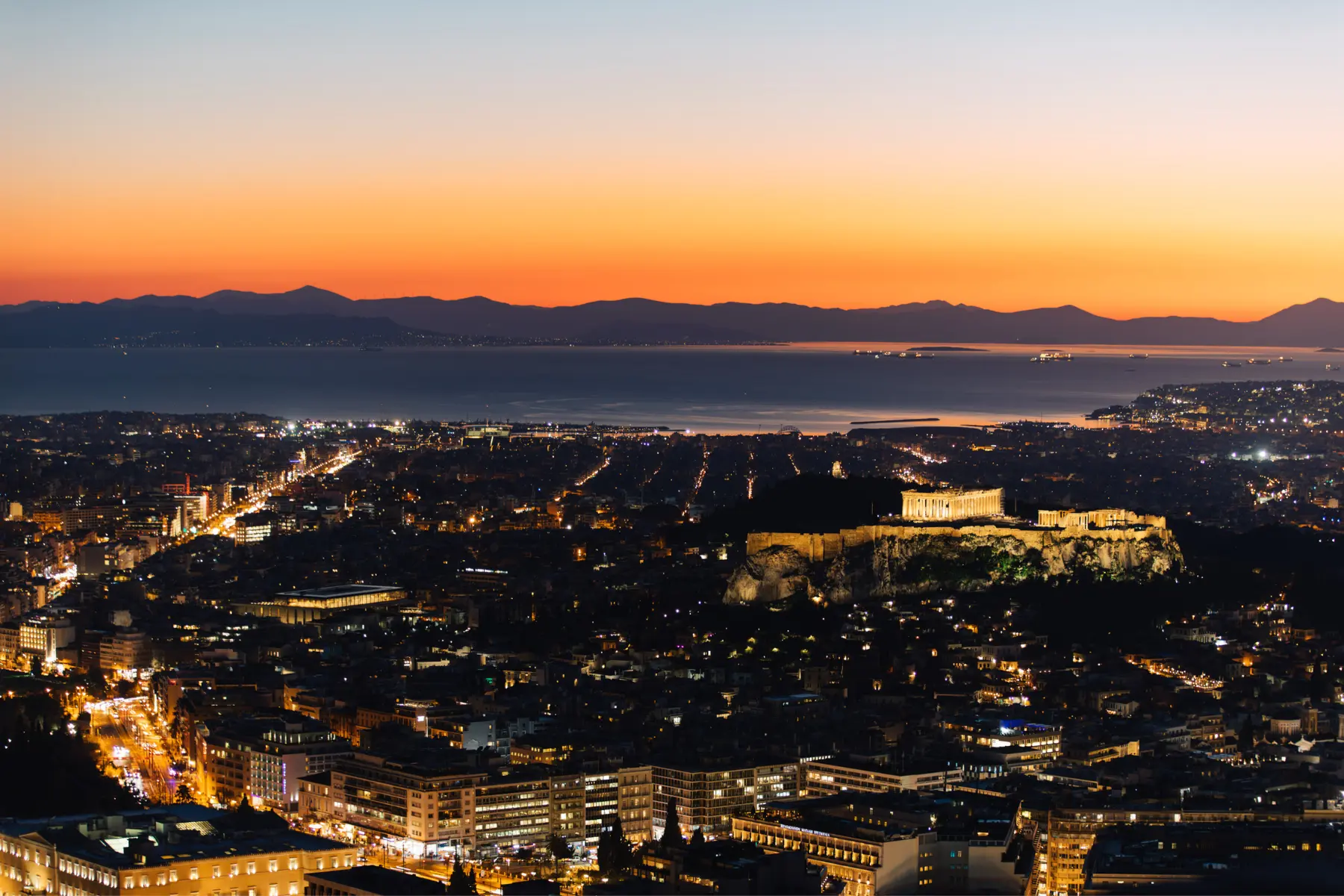 Admirez l'Acropole illuminée de nuit : Meilleures vues d'Athènes