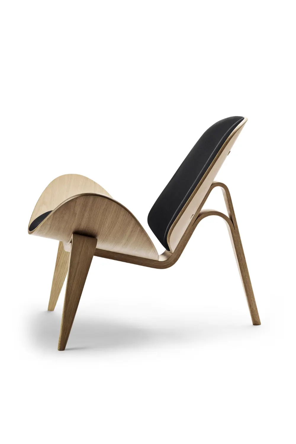 Fauteuil CH07 Shell Chair en bois clair et cuir noir de Carl Hansen & Søn.