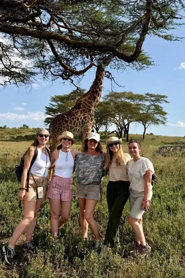 Groupe de femmes riant ensemble au Kenya. Voyage entre copines, sororité et moments de partage.