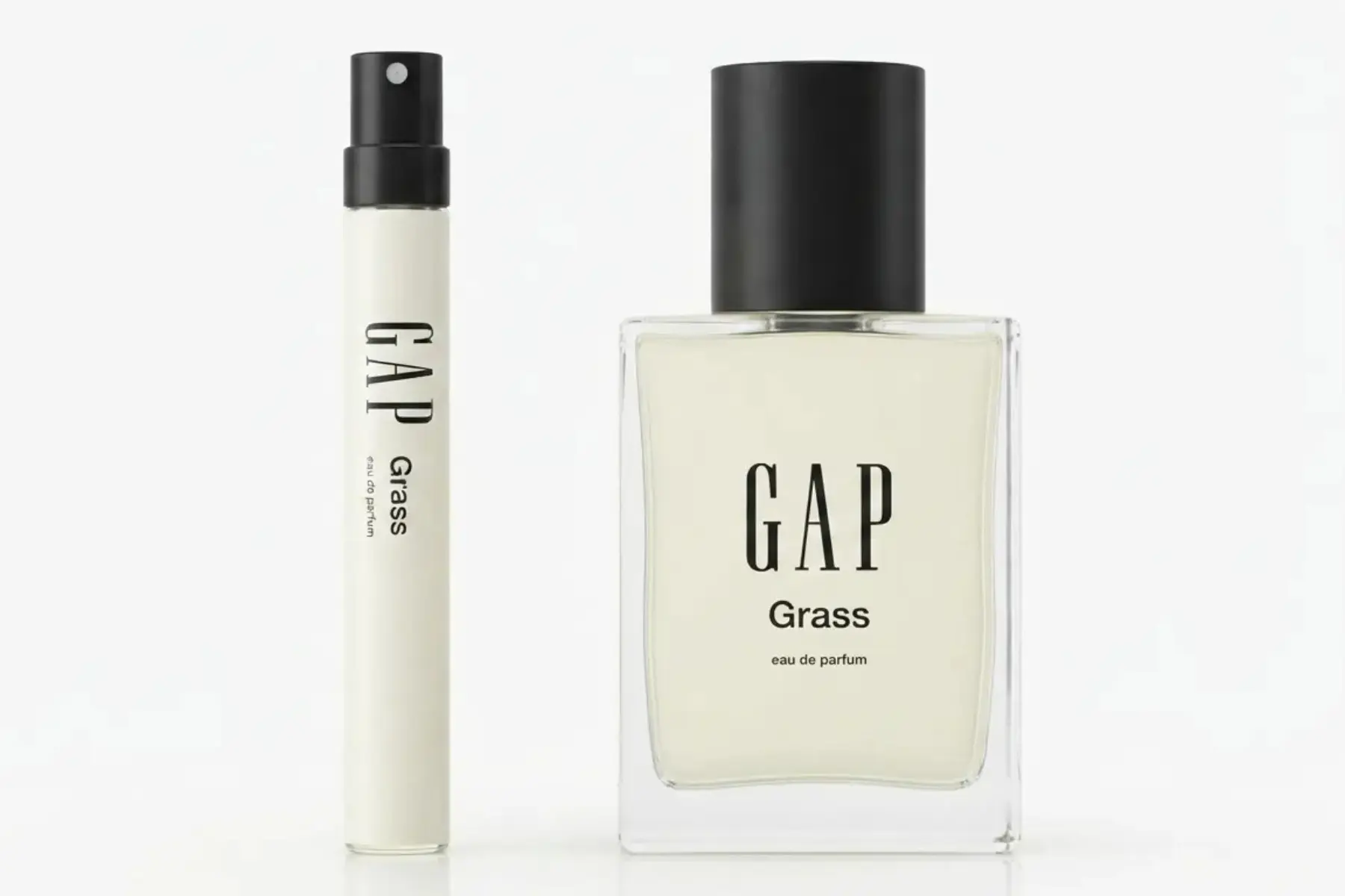 Grass, Om, Dream : les parfums cultes GAP des nineties reviennent pour habiller votre peau de fraîcheur 1 Flacon d'eau de parfum GAP Grass posé sur un socle en pierre avec des brins d'herbe fraîche.