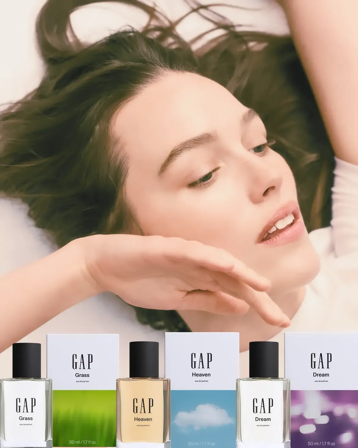 Grass, Om, Dream : les parfums cultes GAP des nineties reviennent pour habiller votre peau de fraîcheur 2 Portrait de Victoria Pedretti au-dessus des flacons de parfum GAP Grass, Heaven et Dream.