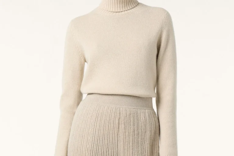 Pull à col roulé en baby cachemire beige Loro Piana.