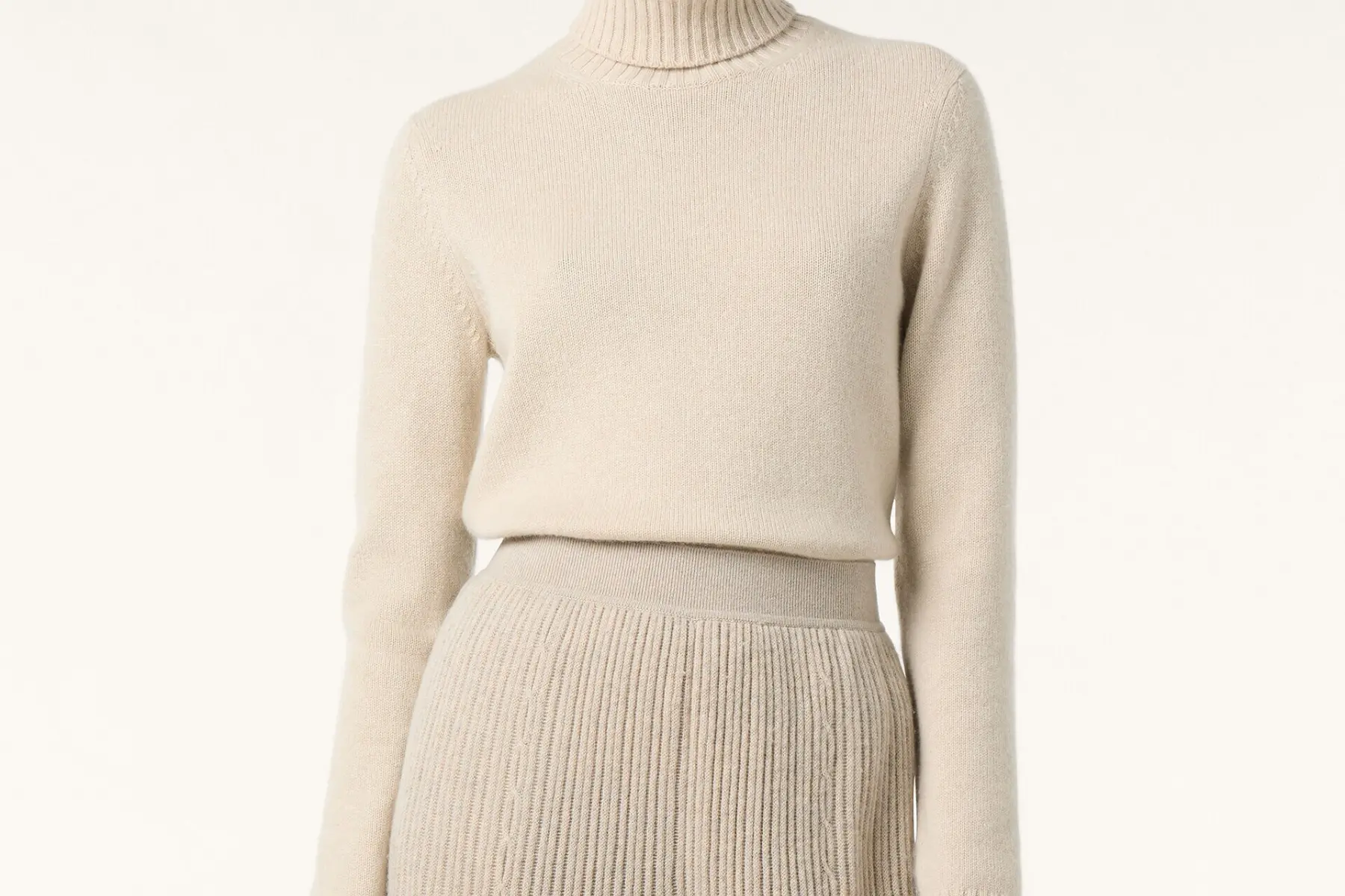 Pull à col roulé en baby cachemire beige Loro Piana.
