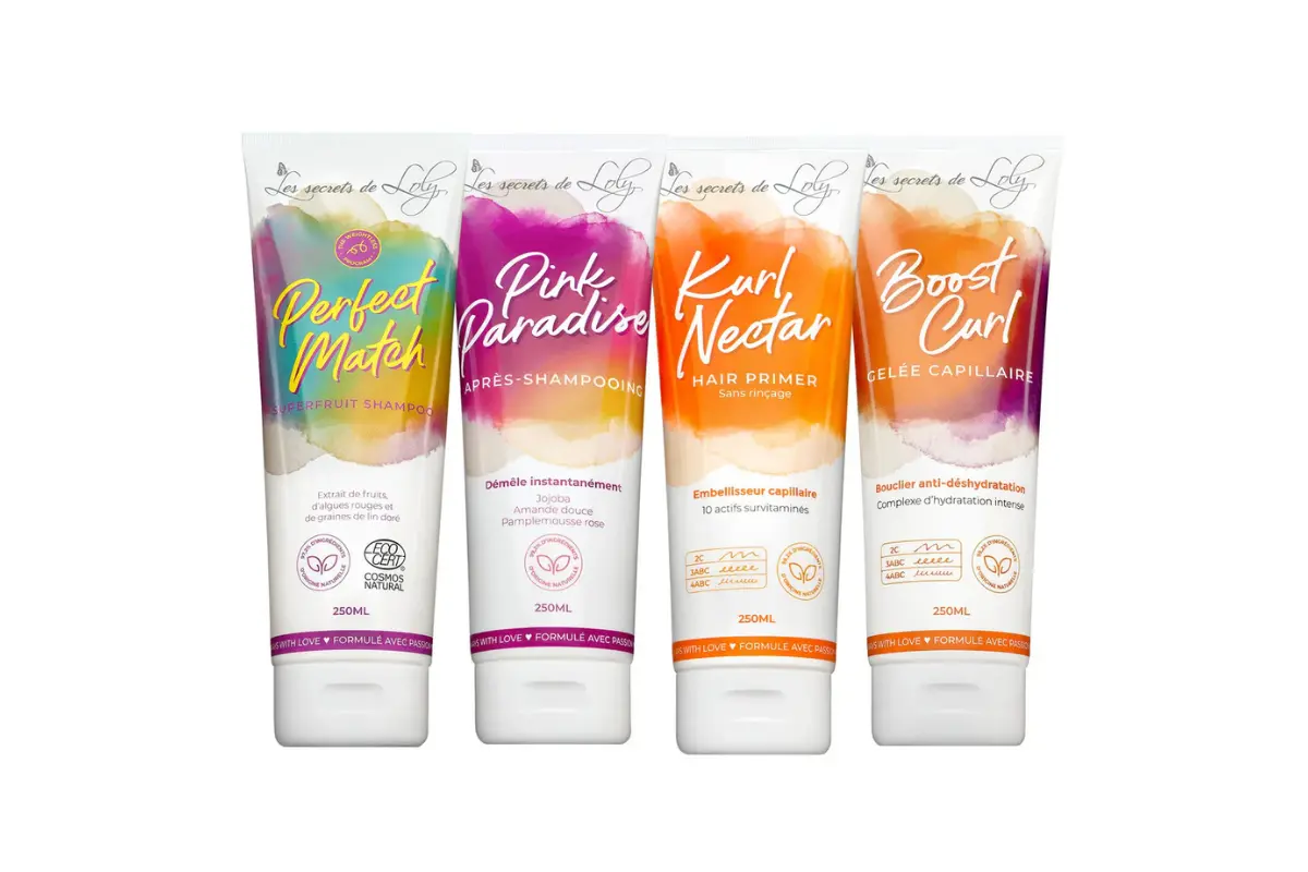 Cheveux bouclés : les coupes et couleurs qui redonnent du volume 3 Routine complète pour cheveux bouclés Les Secrets de Loly : shampoing Hyperfruit, après-shampoing Pink Paradise, hair primer Kur Nectar et gelée Boost Curl.
