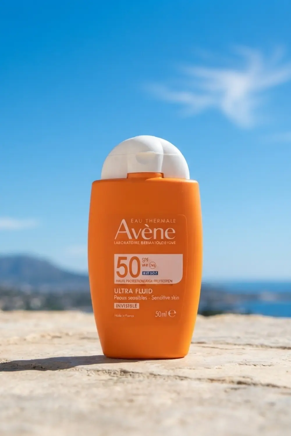 Été après 40 ans : protéger sa peau sans sacrifier son confort 3 Crème solaire Avène Ultra Fluid Invisible SPF50 pour peaux sensibles, protection haute et texture légère