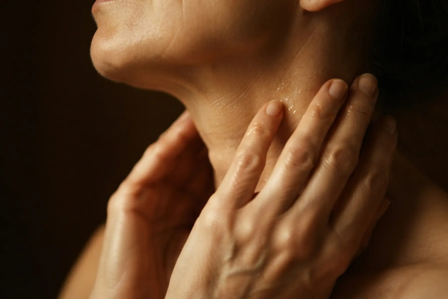 Peau mature : les cosmétiques naturels efficaces (et les pièges à éviter) 1 Gros plan sur une peau mature après application d'un sérum, éclat naturel révélé par une lumière dorée