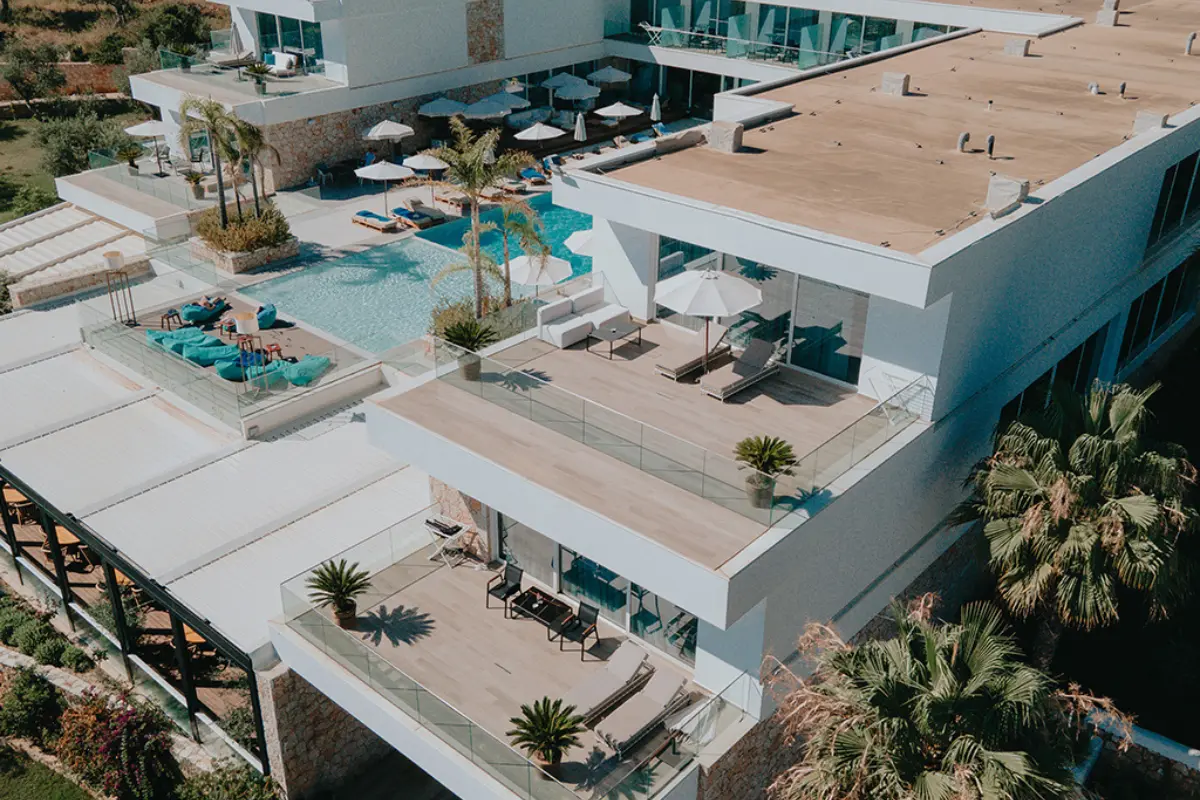Vue aérienne de l'Empire Resort Hotel en Albanie avec piscines et terrasses de luxe.