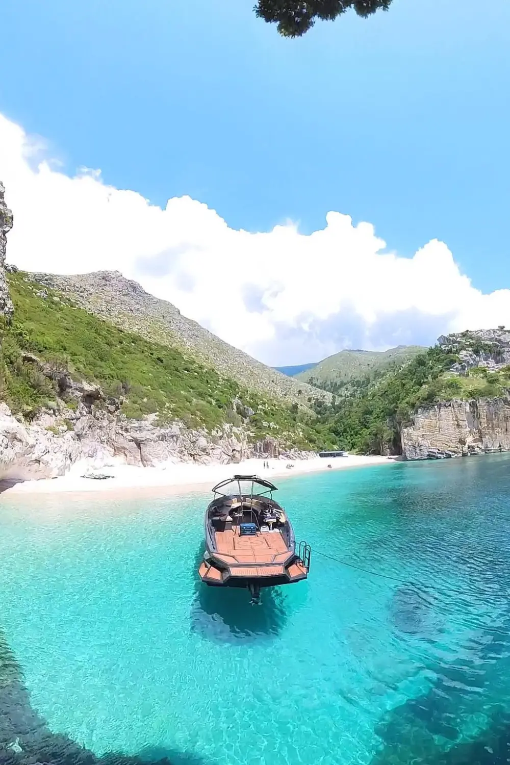 Bateau au mouillage dans les eaux turquoises de la crique de Gjipe en Albanie.