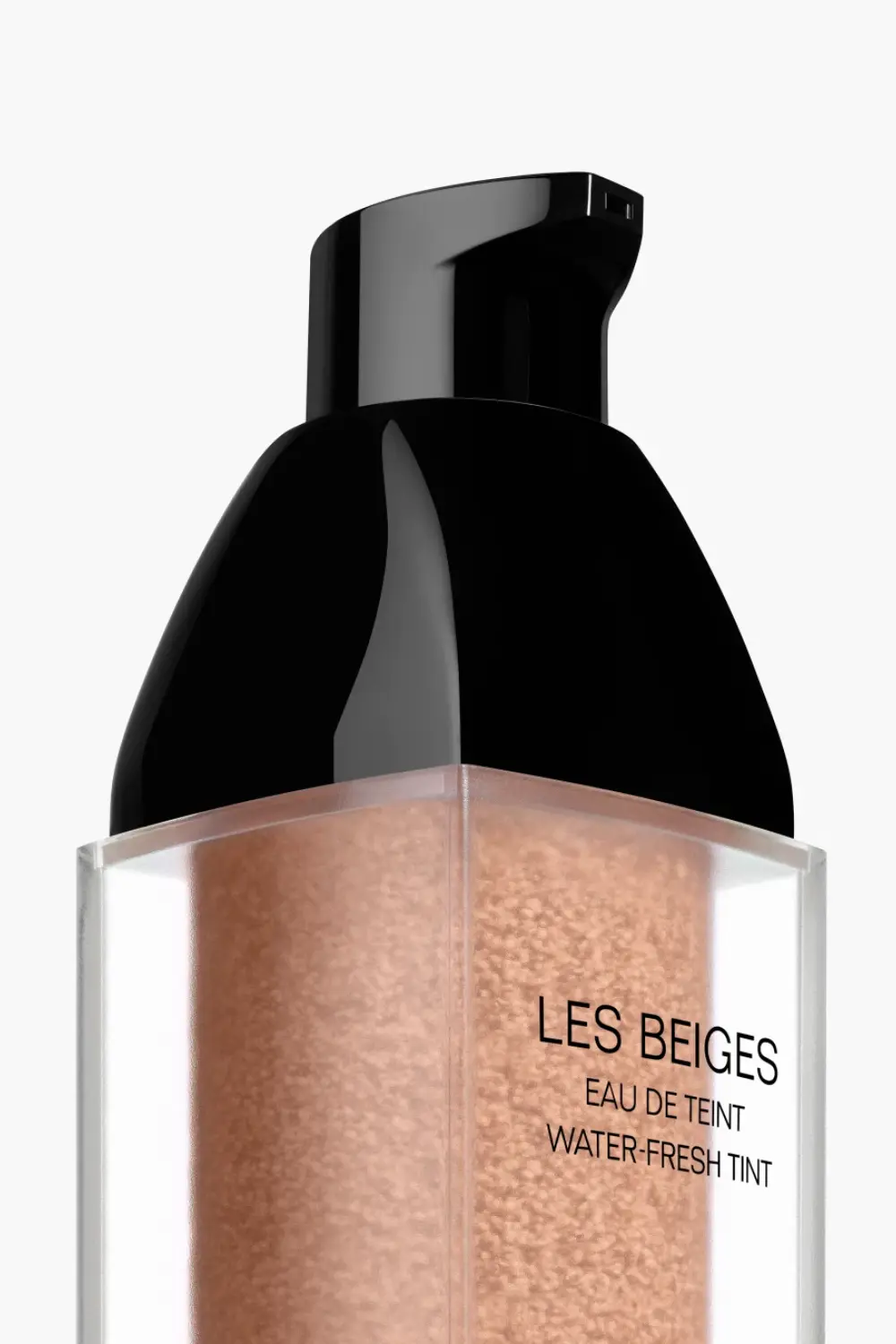 Sérum de teint : la nouvelle obsession des peaux qui évoluent 4 Gros plan du flacon Chanel Les Beiges Eau de Teint et ses microbulles de pigments.