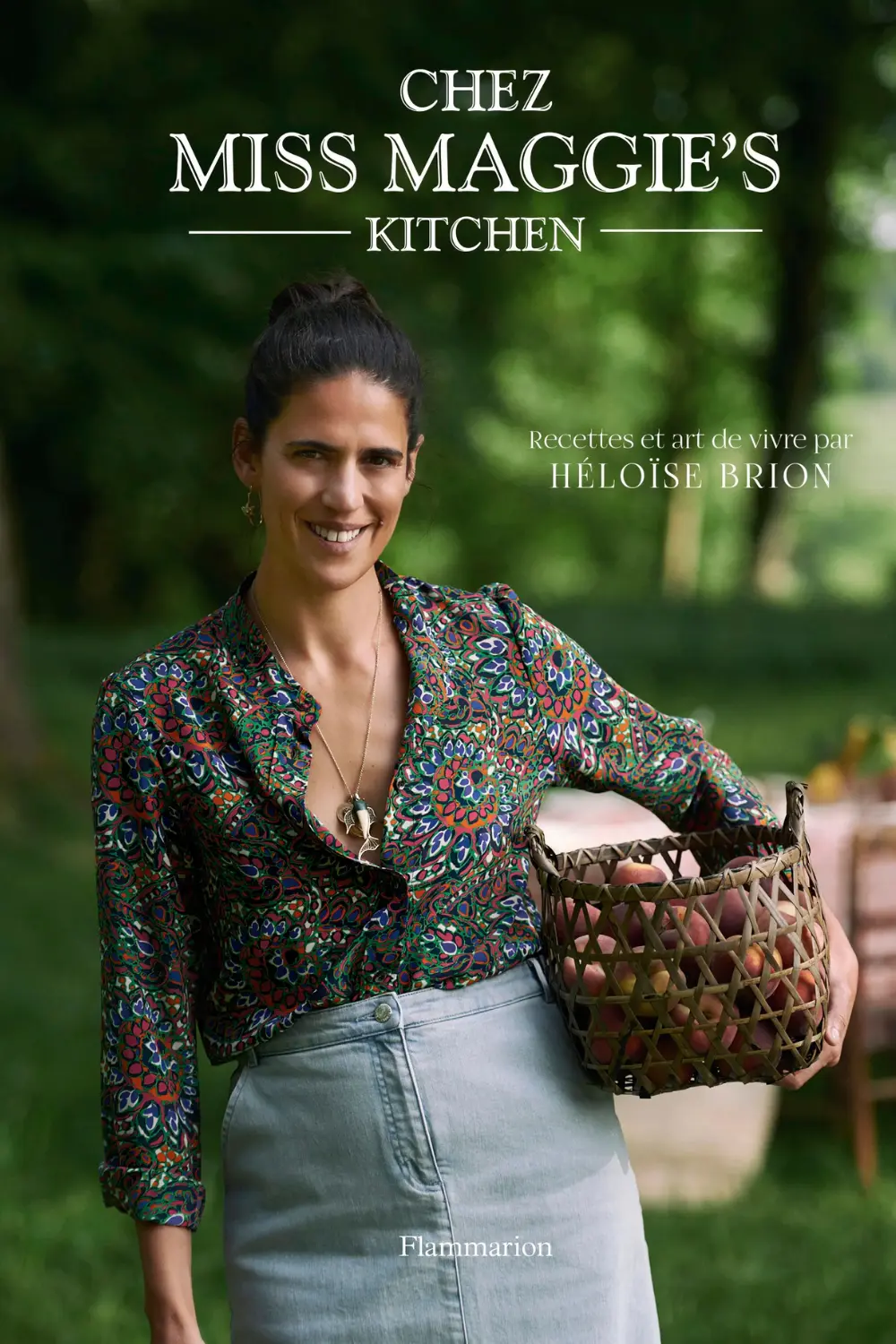 Le Slow Hosting : 5 livres de cuisine pour recevoir avec allure et rester disponible 2 Couverture du livre Chez Miss Maggie's Kitchen montrant Héloïse Brion au jardin avec un panier de pèches.