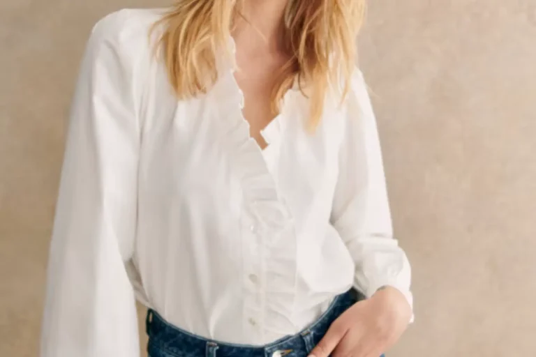 Pièces de la rentrée - chemise Rosine Sézane en popeline de coton blanche à volants sur le décolleté.