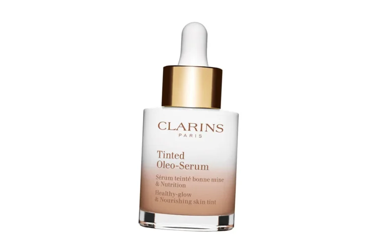 Flacon verre à pipette du fond de teint sérum Tinted Oleo-Serum de Clarins sur fond blanc.