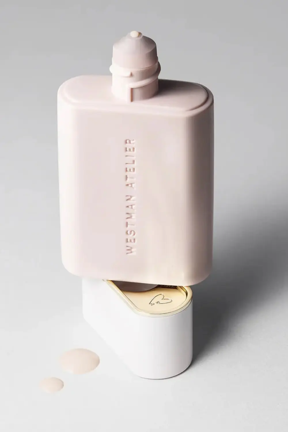 Sérum de teint : la nouvelle obsession des peaux qui évoluent 3 Flacon gouttes de teint Vital Skincare Complexion Drops Westman Atelier avec gouttes de produit.